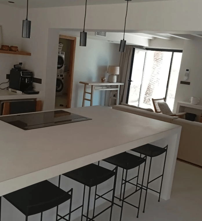 Isla de cocina con microcemento